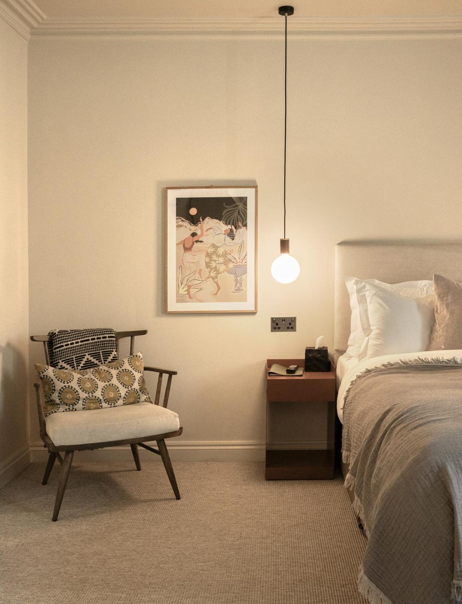 Leighton House - Boutique Guesthouse Bath Luaran gambar A bedroom with a light bulb
