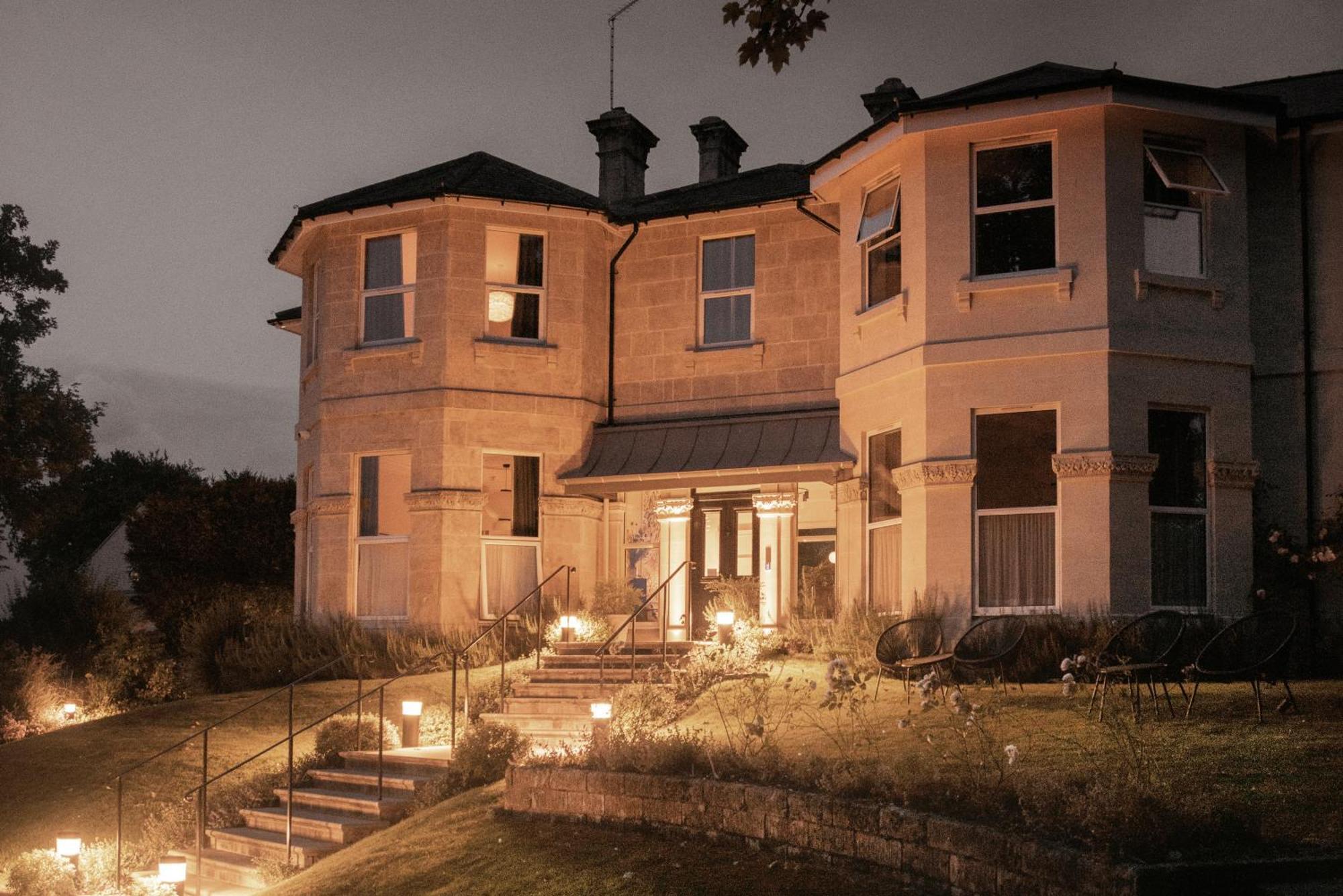Leighton House - Boutique Guesthouse Bath Luaran gambar The main house at night